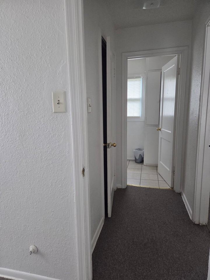 641 Robinson St #4 - Photo 4 of 7
