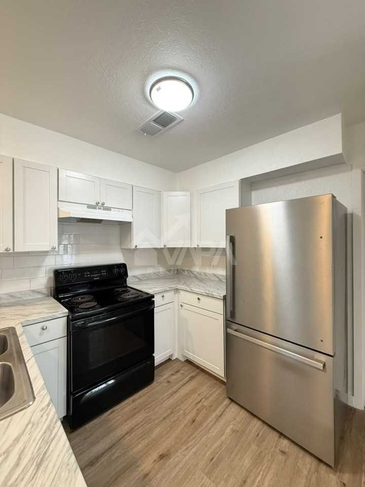415 Solar Dr - Photo 3 of 17
