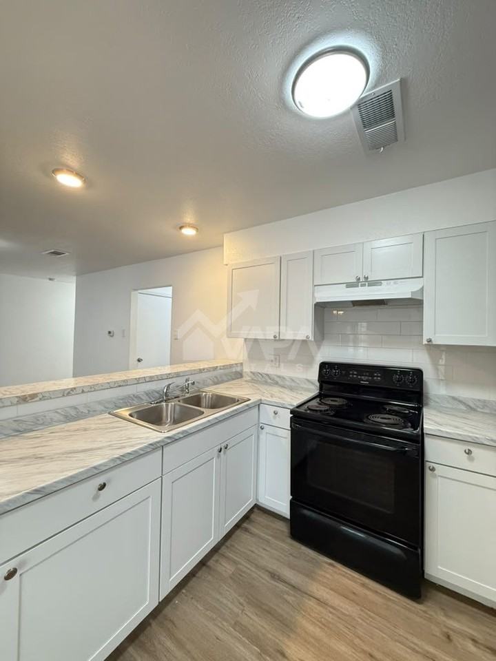 415 Solar Dr - Photo 4 of 17