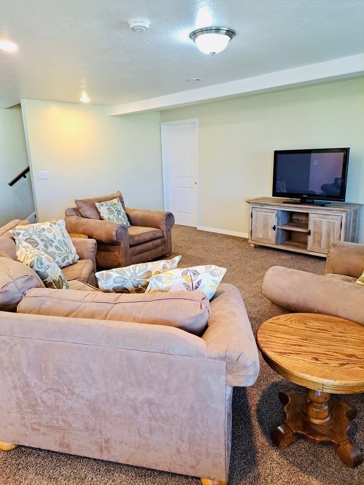 334 W Shadow Ridge Dr - Photo 2 of 18