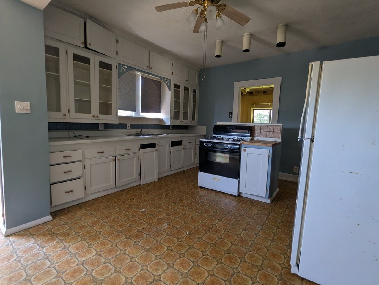 417 W Nelson St - Photo 4 of 6