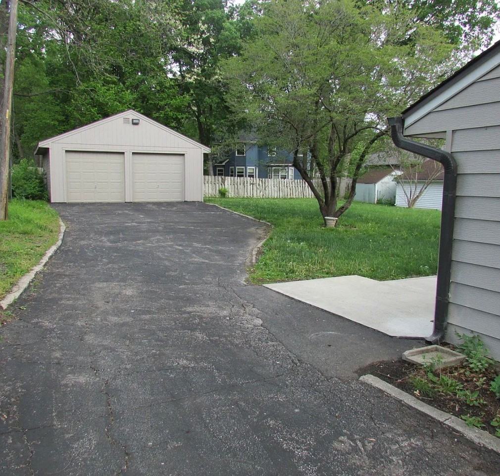 5821 Lowell St - Photo 3 of 23