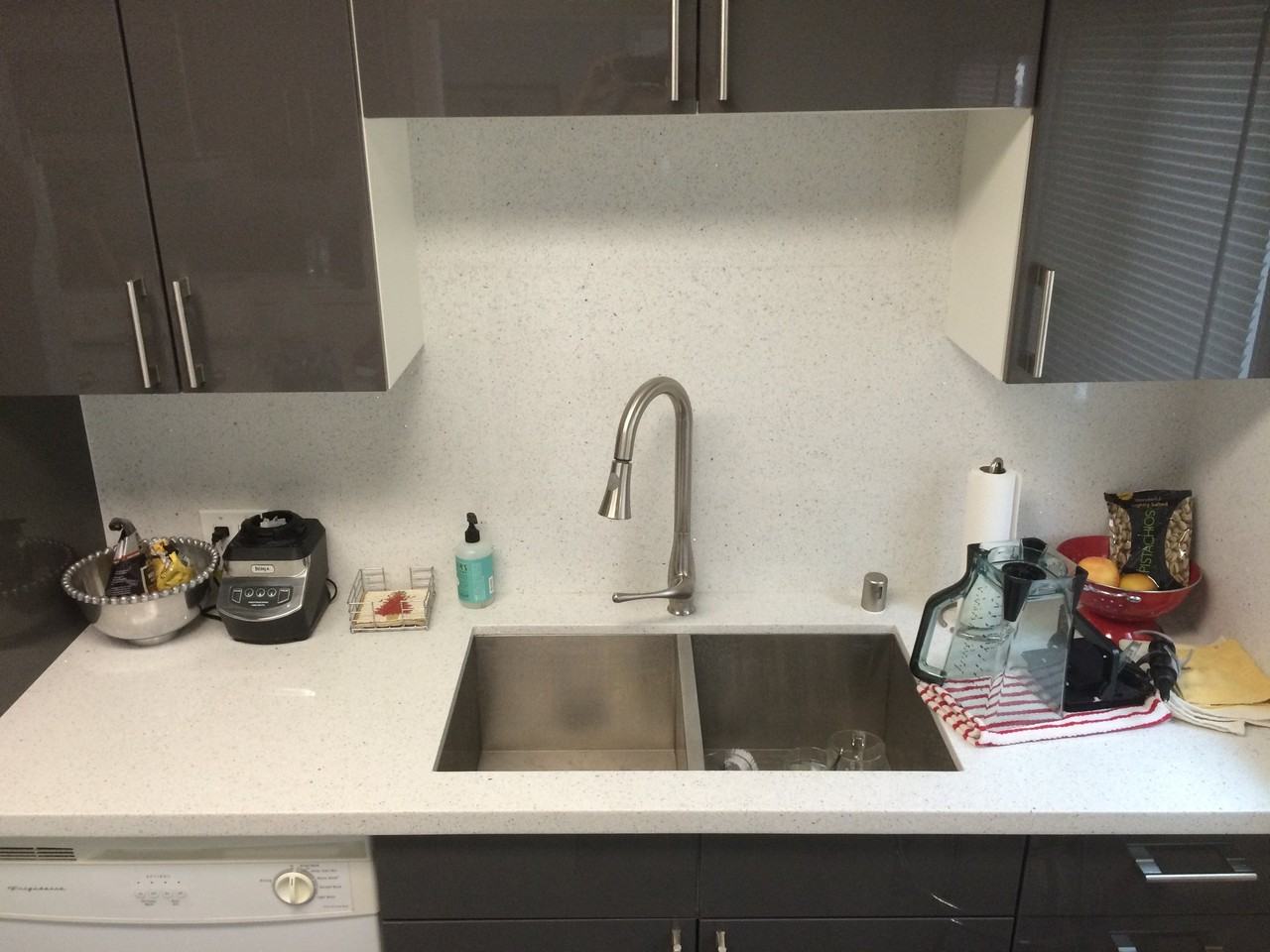 211 39th St #211 - Photo 3 of 20