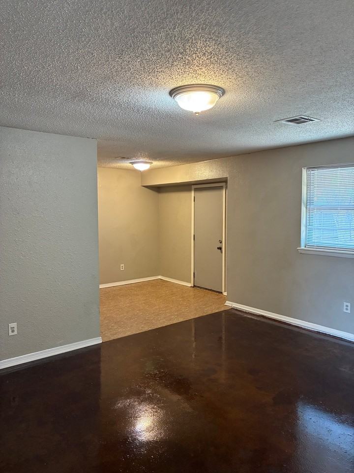 1013 Nw 25th St - Photo 3 of 19