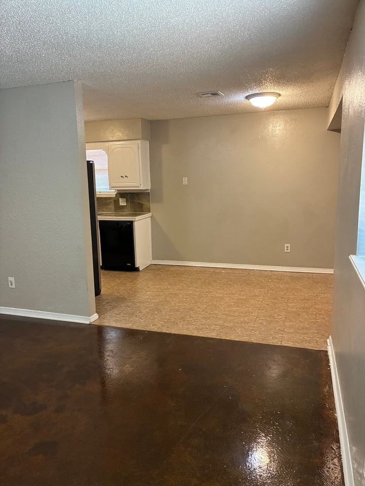 1013 Nw 25th St - Photo 4 of 19