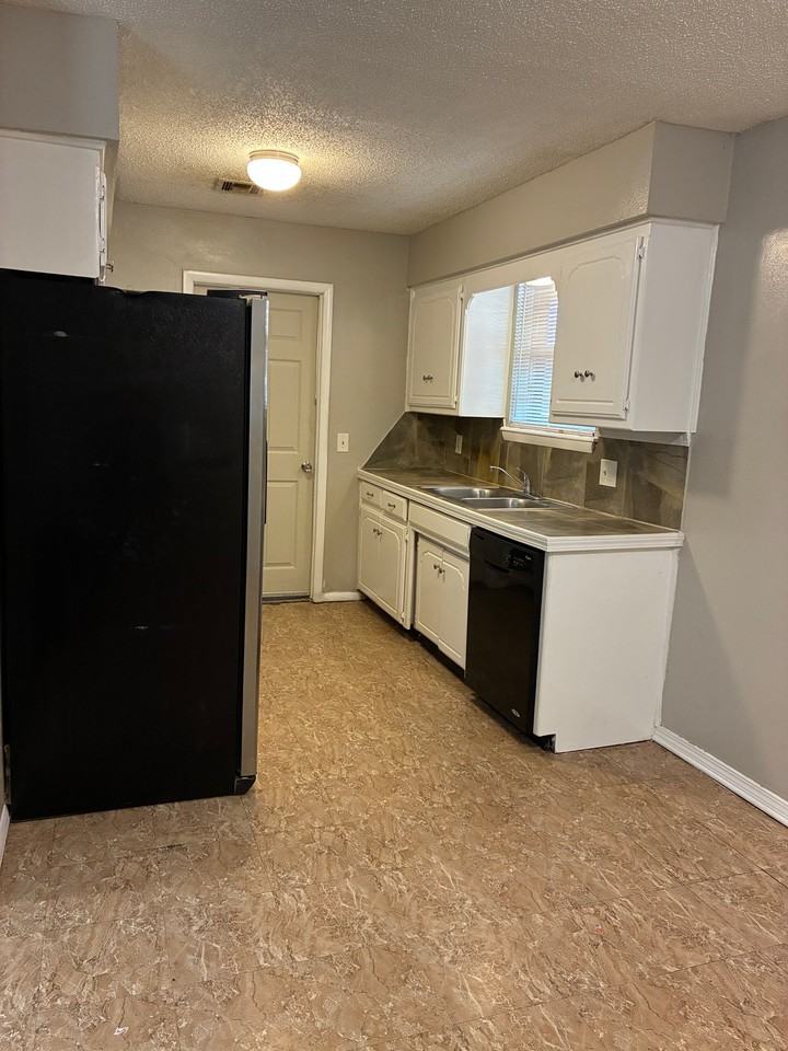 1013 Nw 25th St - Photo 5 of 19