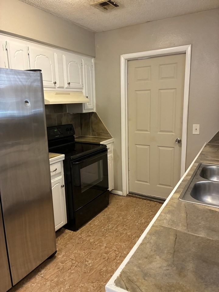 1013 Nw 25th St - Photo 6 of 19