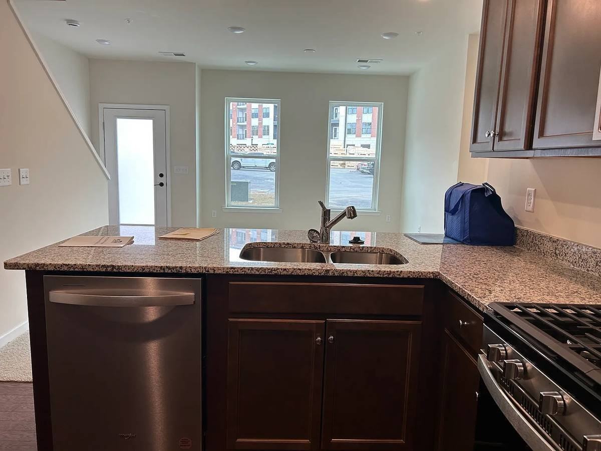 407 Reading Ct - Photo 2 of 10