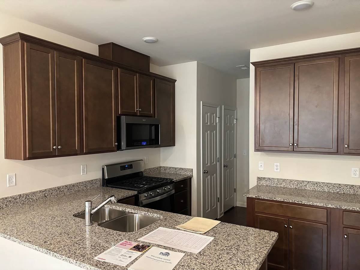 407 Reading Ct - Photo 3 of 10
