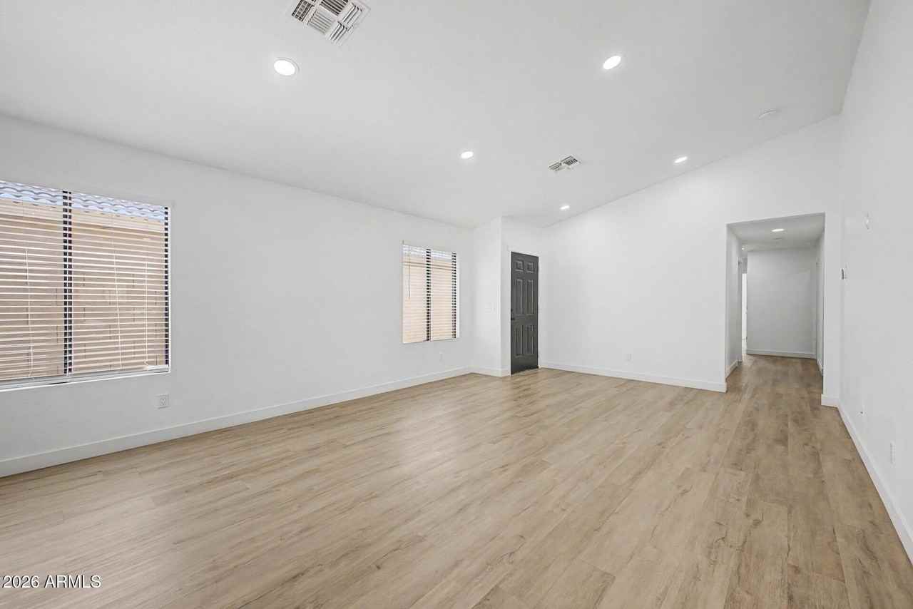 16813 N 113th Ave - Photo 6 of 31