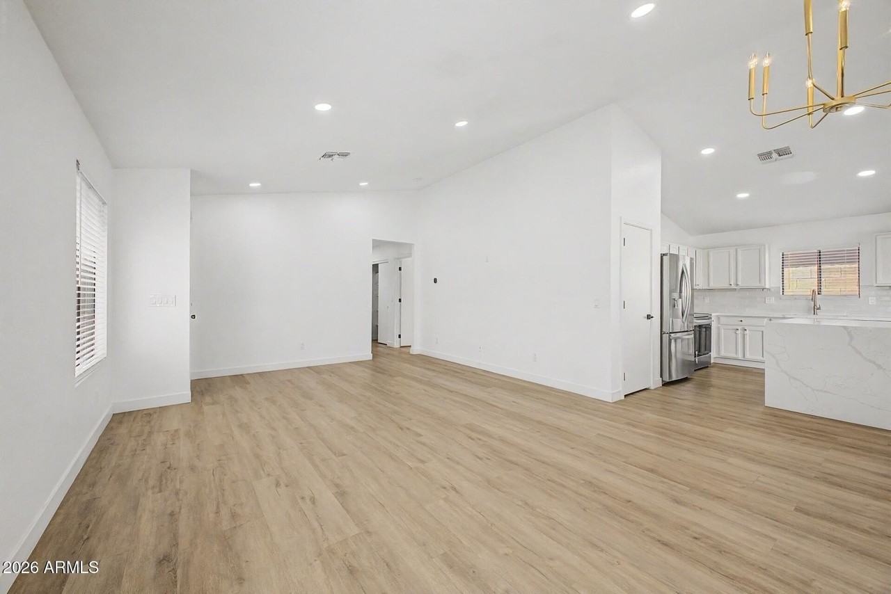 16813 N 113th Ave - Photo 7 of 31