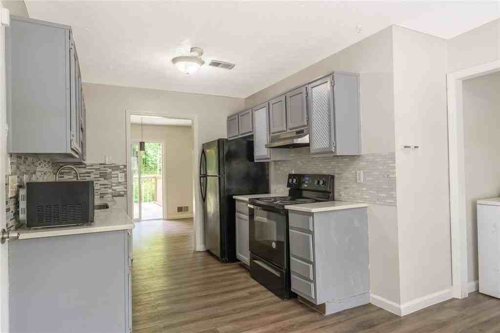 2100 Whitebluff Way - Photo 3 of 43