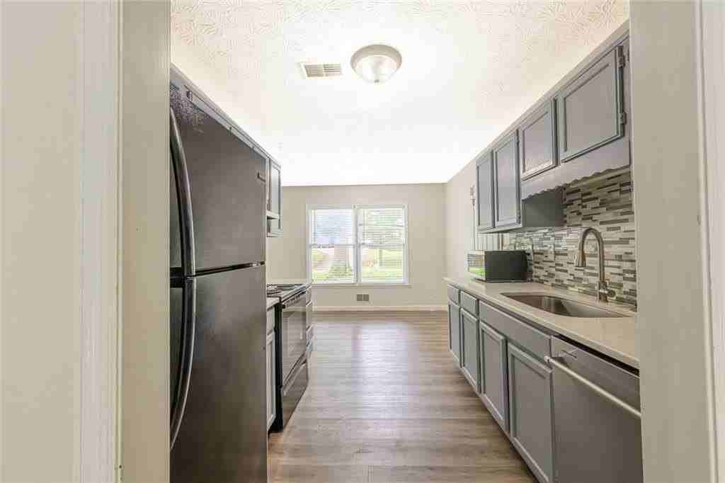 2100 Whitebluff Way - Photo 5 of 43