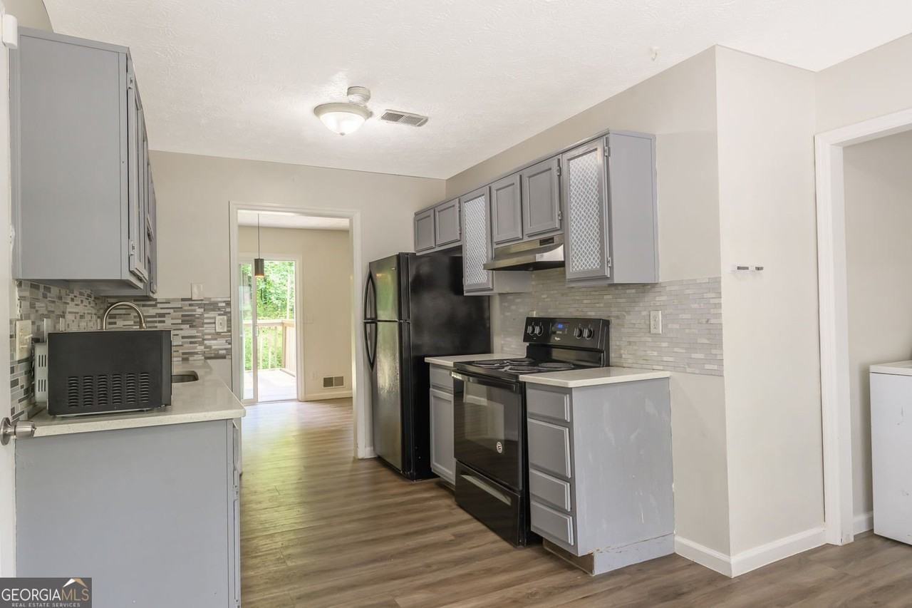 2100 Whitebluff Way - Photo 3 of 40