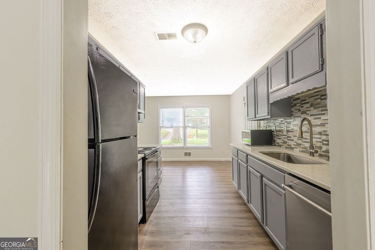 2100 Whitebluff Way - Photo 5 of 40