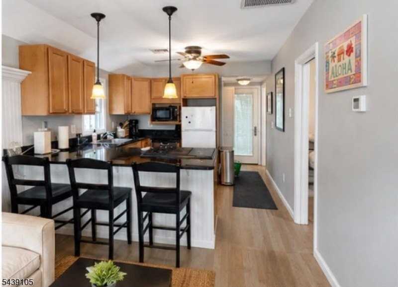 618 Redmond Ave - Photo 2 of 6