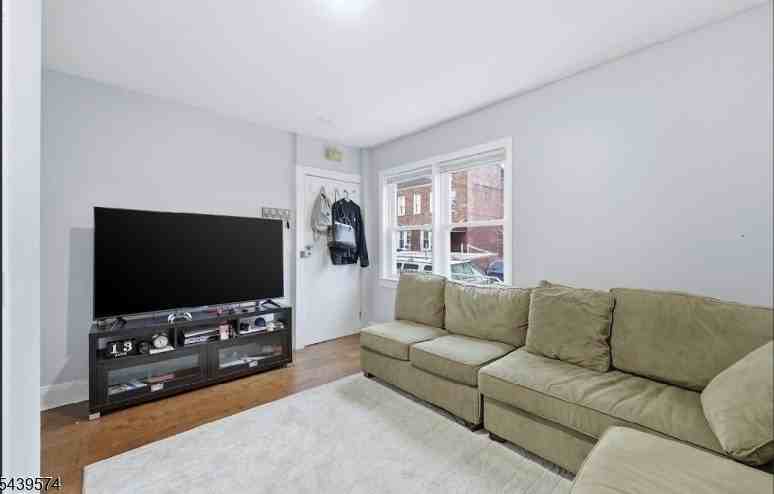 328 John St - Photo 3 of 9