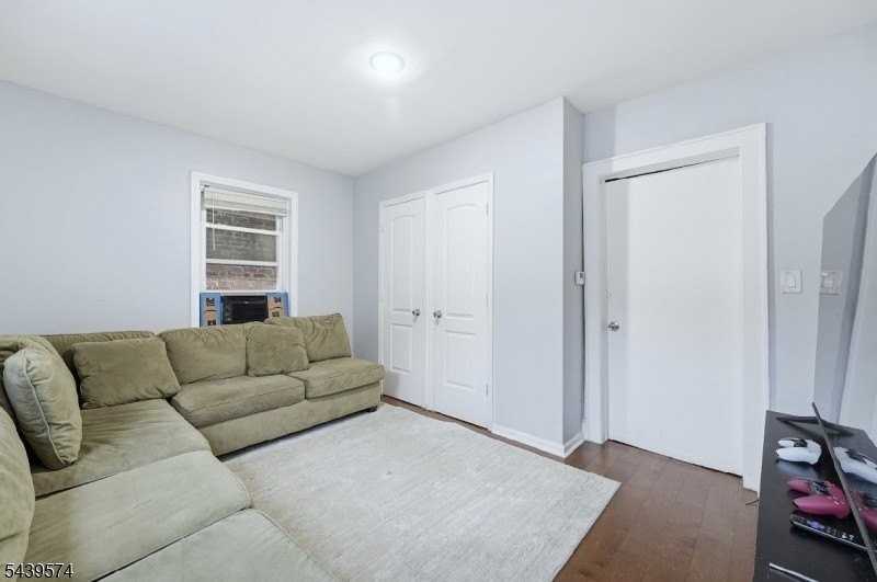 328 John St - Photo 4 of 9