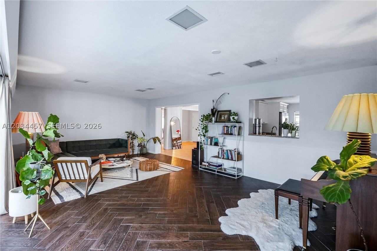 4042 Greenwood Dr - Photo 3 of 18