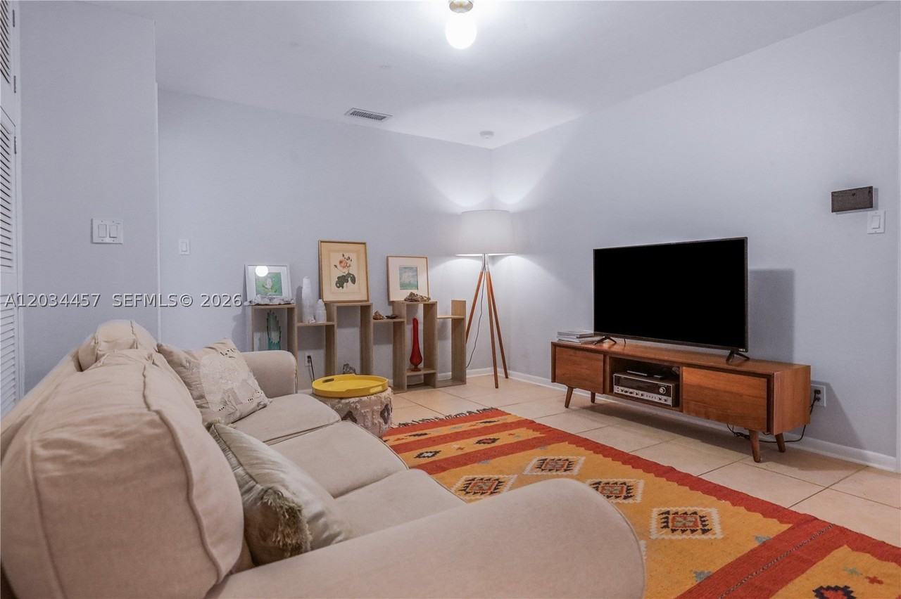 4042 Greenwood Dr - Photo 6 of 18