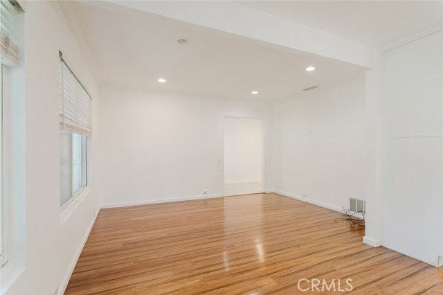 23926 Hamlin St - Photo 2 of 4