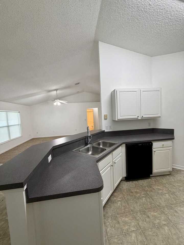 324 Seaside Ter - Photo 4 of 15