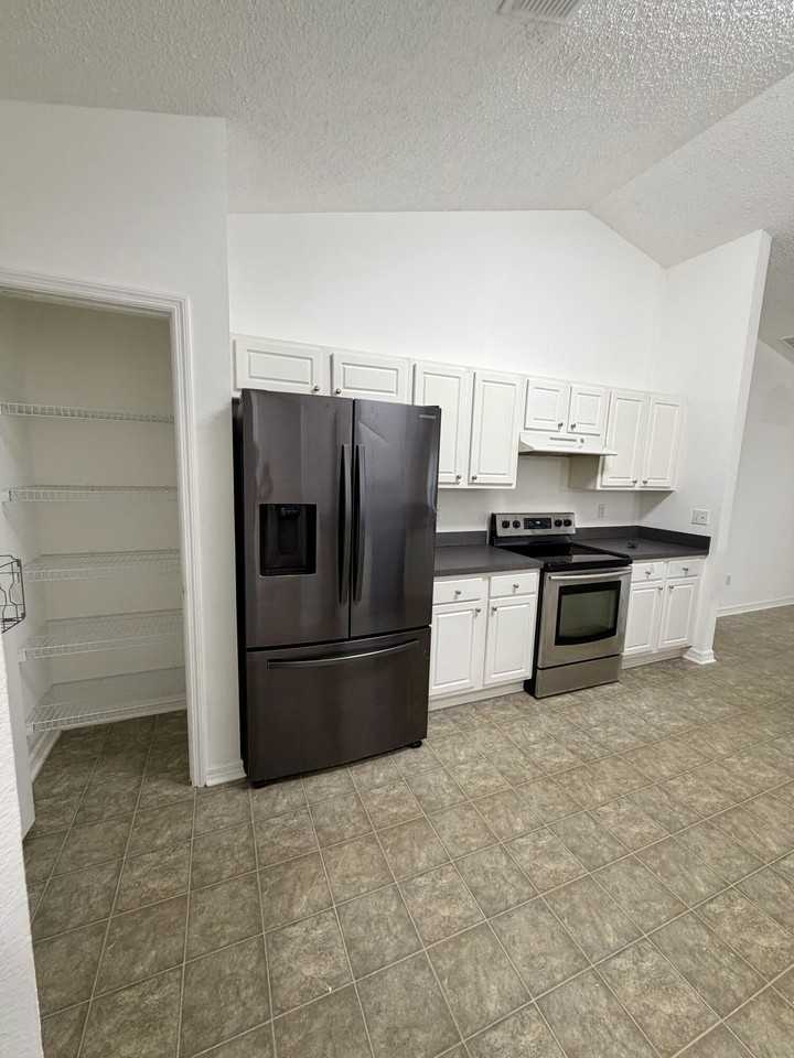 324 Seaside Ter - Photo 5 of 15