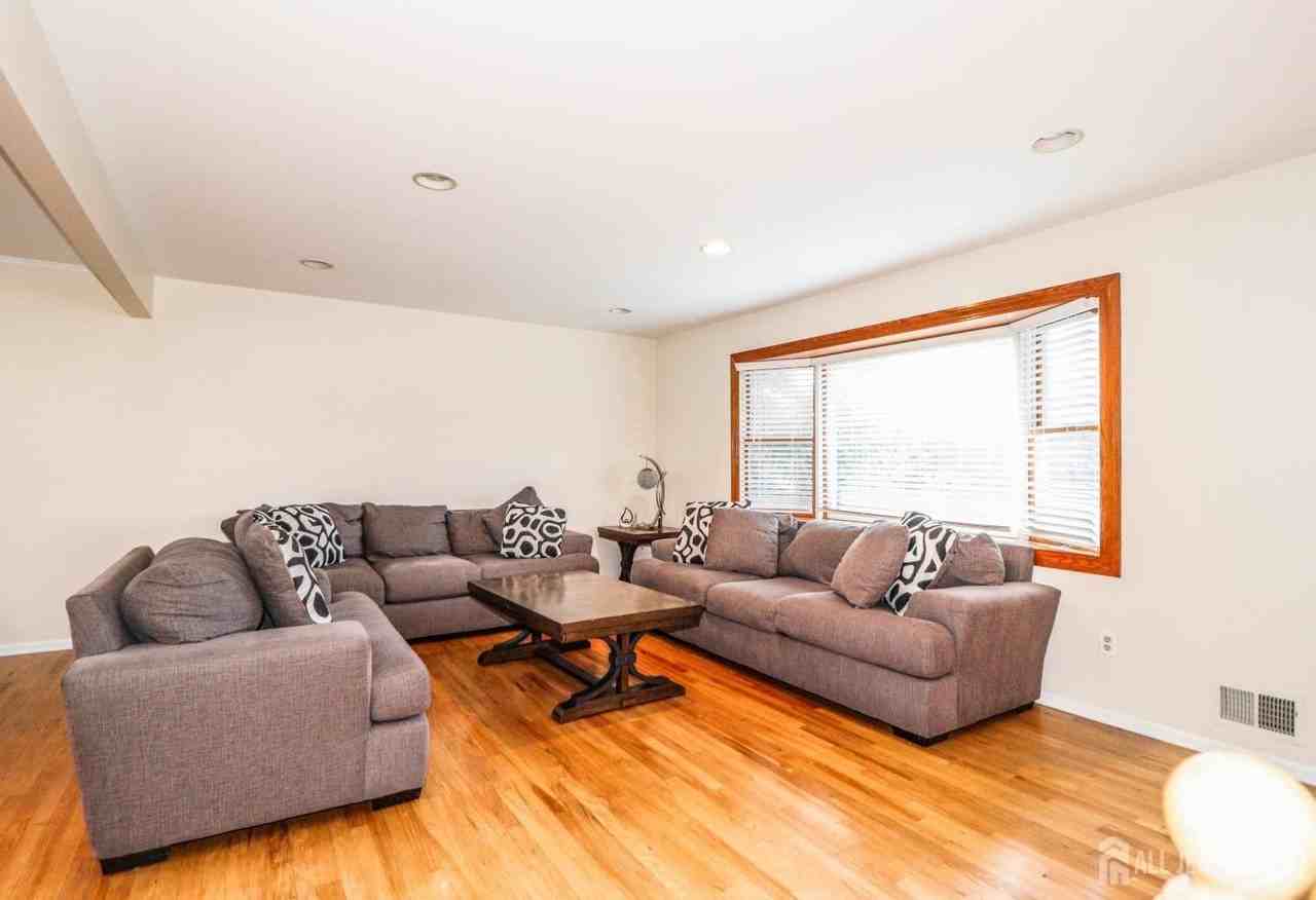 5 Timothy Ct - Photo 7 of 32