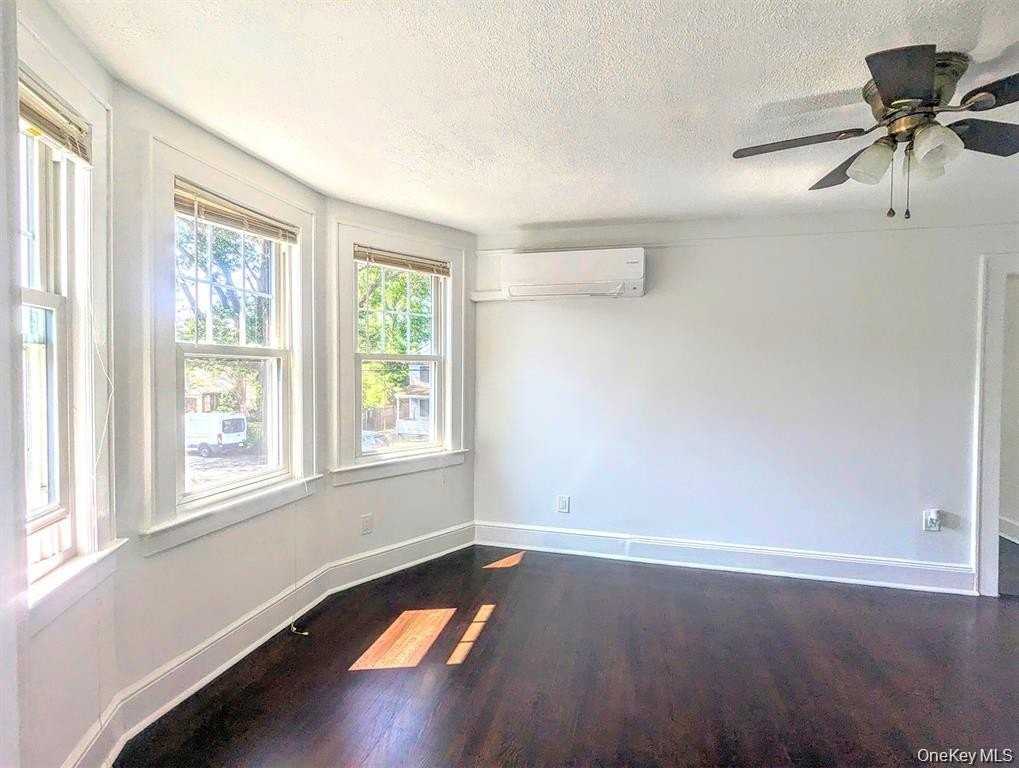 344 Roslyn Ave - Photo 3 of 11