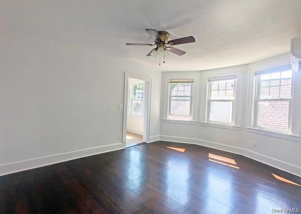 344 Roslyn Ave - Photo 4 of 11