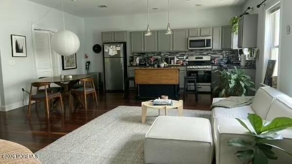 908 Main St #3B - Photo 2 of 6