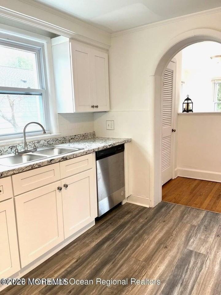 1608 Bay Ave #1stFL - Photo 6 of 13