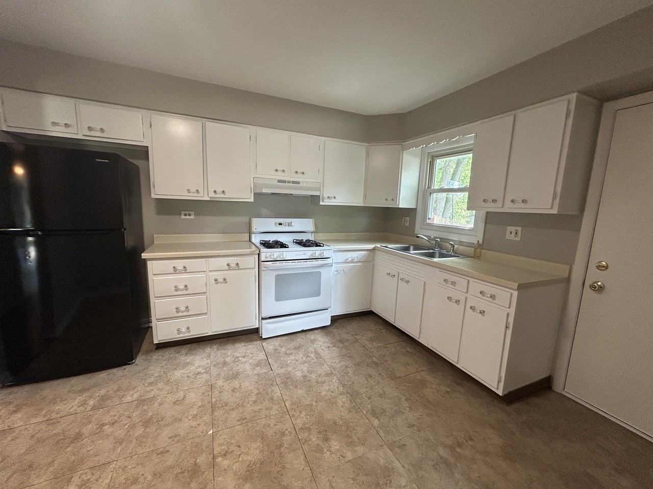 1716 Maple Ln - Photo 4 of 17