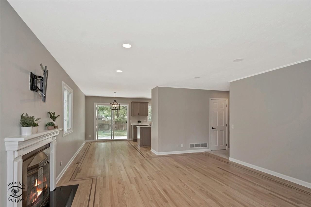 30W150 Foxboro Ct - Photo 7 of 38