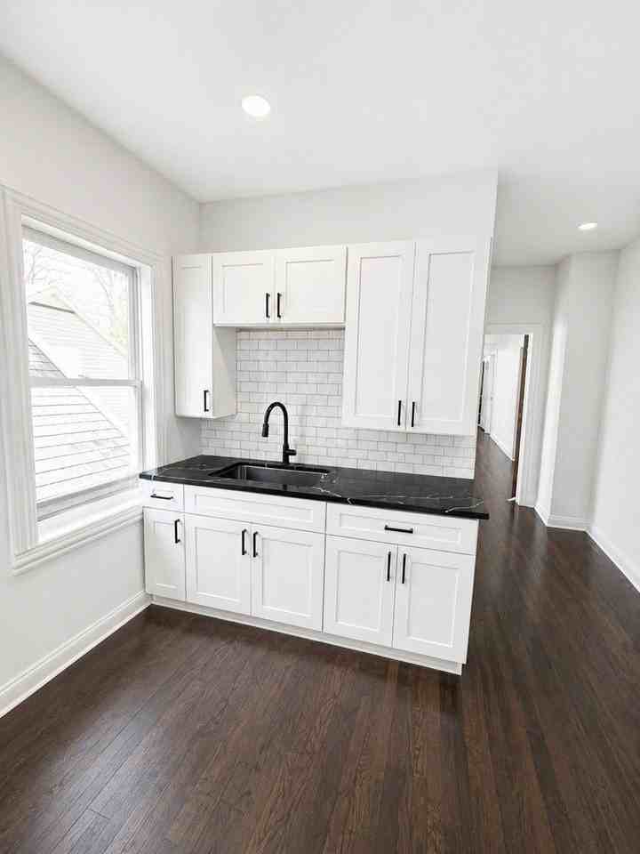 5518 W Melrose St #2 - Photo 5 of 10