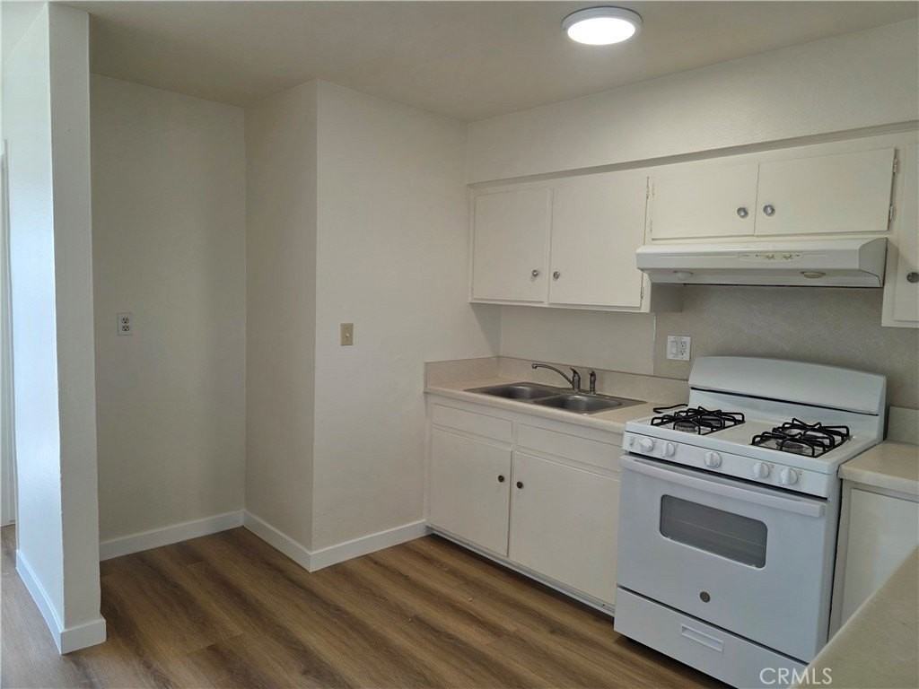 928 N Vicentia Ave #C - Photo 5 of 14