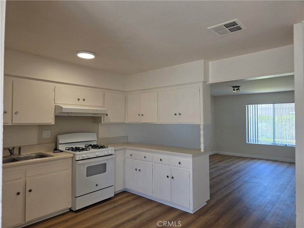 928 N Vicentia Ave #C - Photo 6 of 14