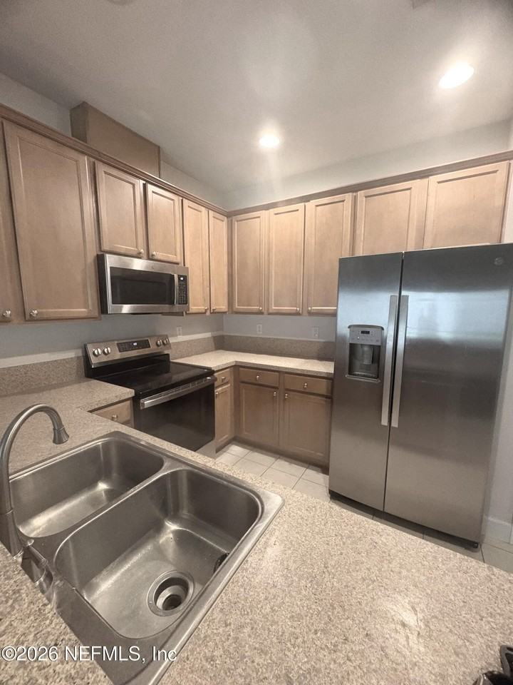 607 Crystal Way - Photo 2 of 31