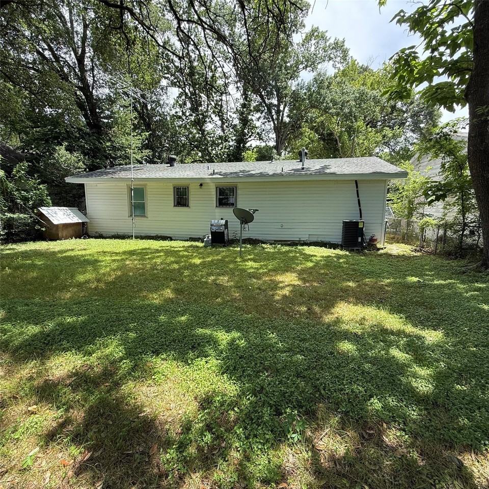 1306 Liveoak Ave - Photo 2 of 17