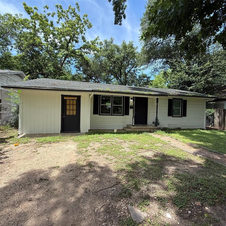 1306 Liveoak Ave - Photo 5 of 17