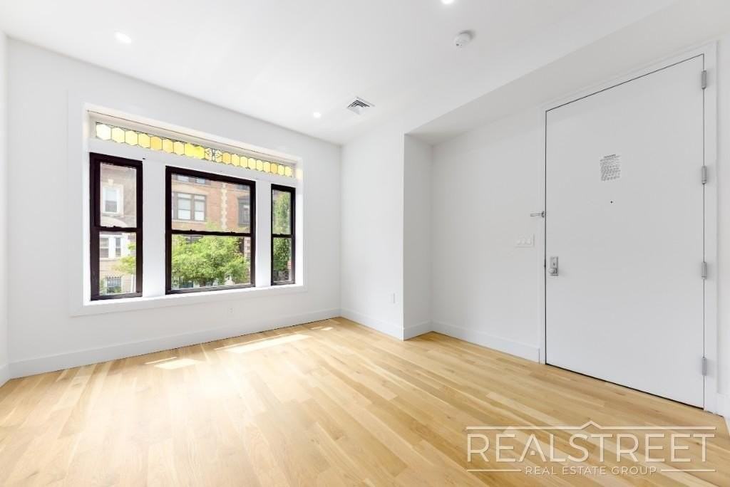 15 Hampton Pl #2 - Photo 3 of 10
