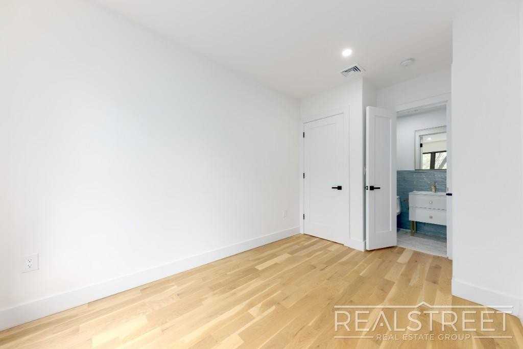 15 Hampton Pl #2 - Photo 6 of 10