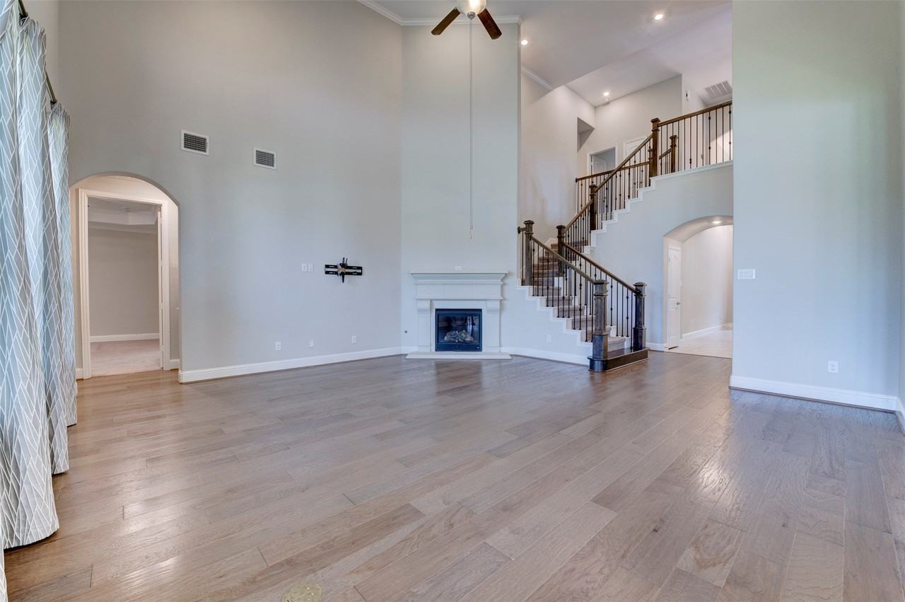 19403 Trinity River Dr - Photo 3 of 36