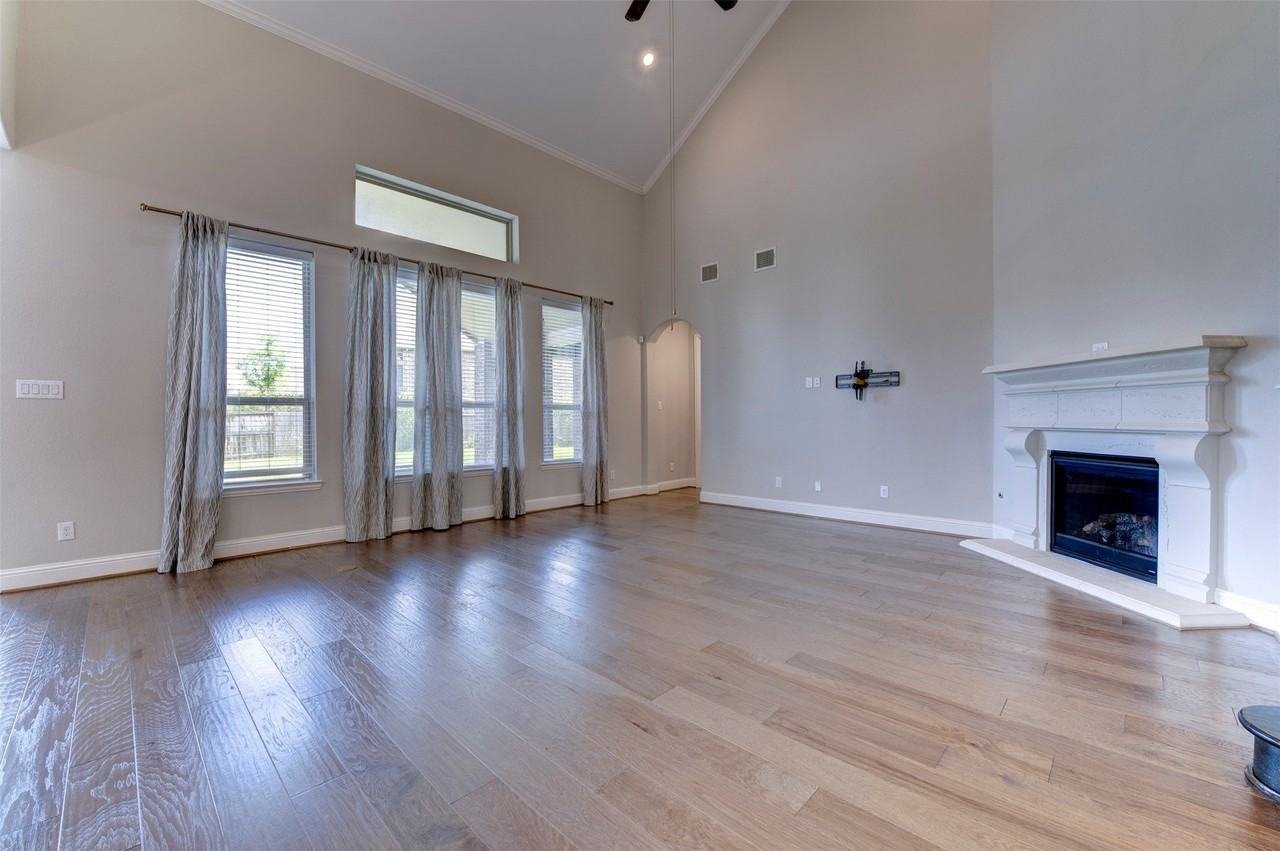19403 Trinity River Dr - Photo 4 of 36