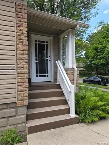 177 N Riverbank St - Photo 2 of 23