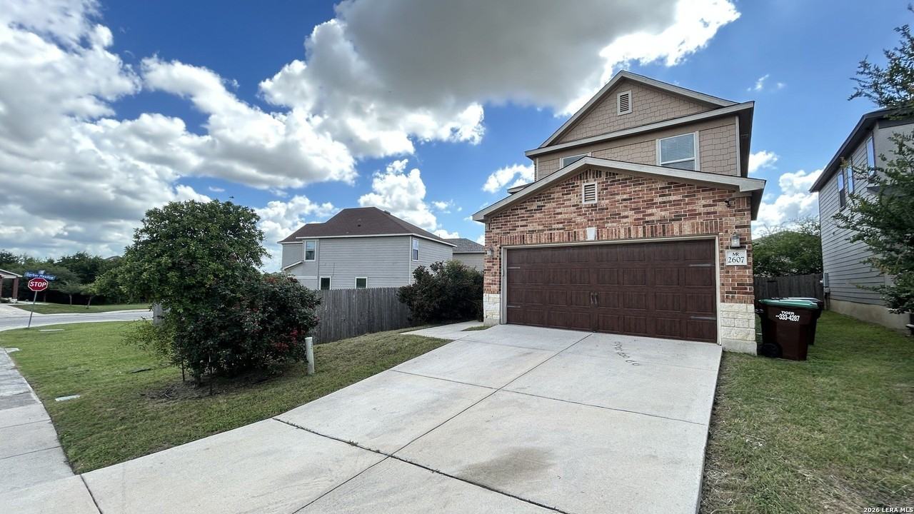 2607 Bluff Xing - Photo 2 of 40
