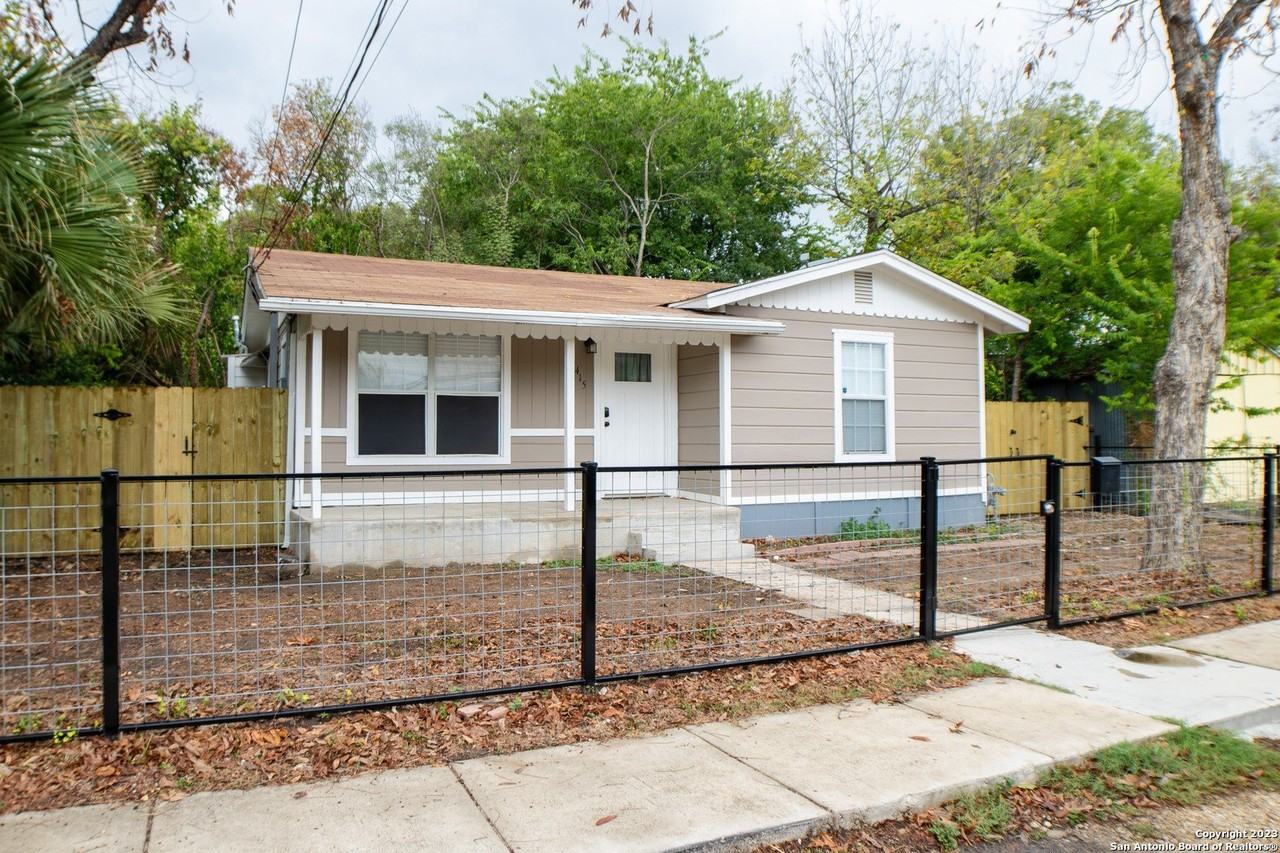 415 Riddle St - Photo 2 of 12