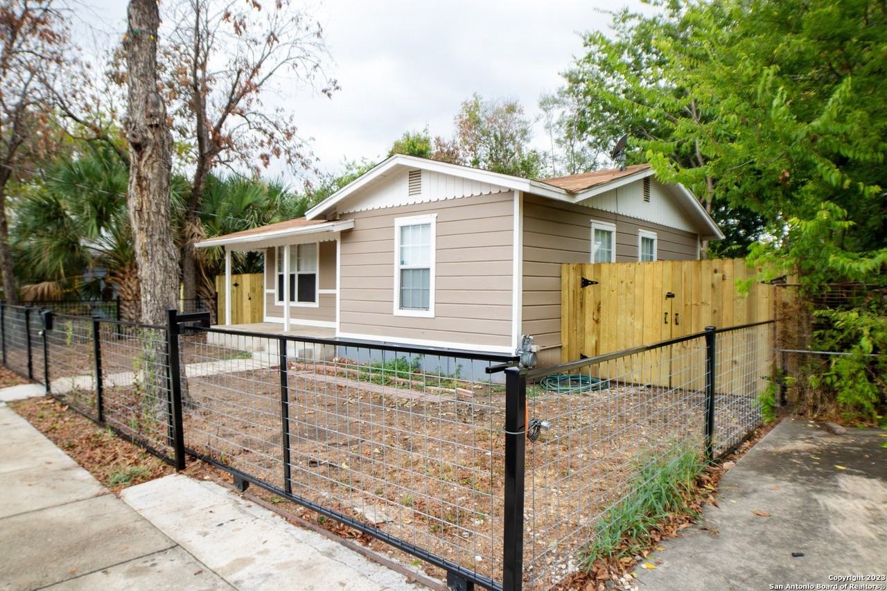 415 Riddle St - Photo 3 of 12