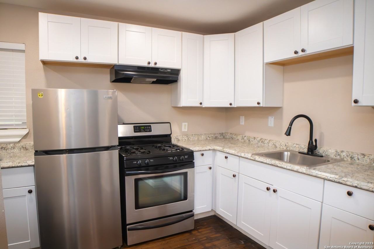 415 Riddle St - Photo 7 of 12