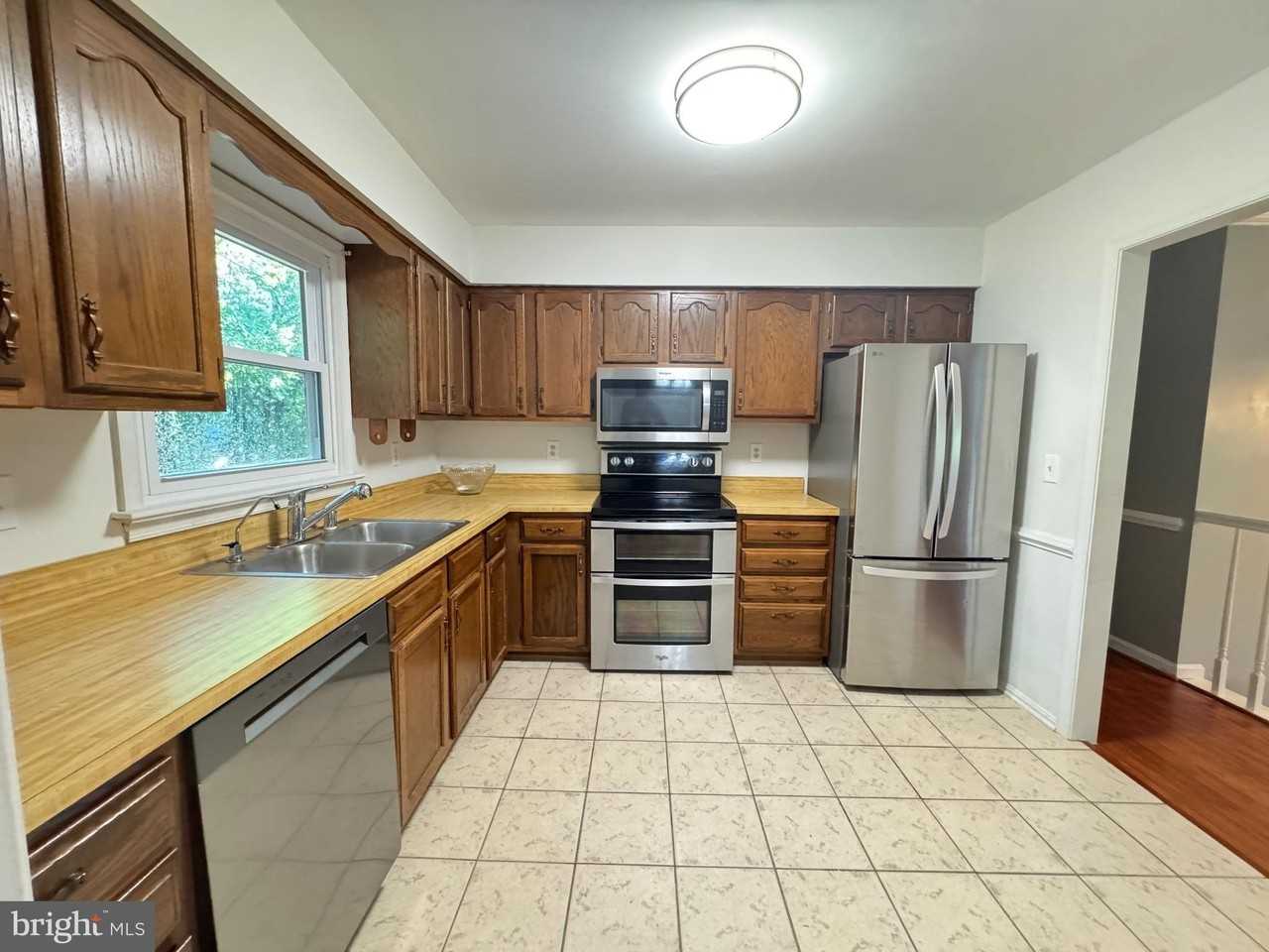 10608 Holleybrooke Dr - Photo 3 of 26